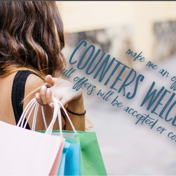 COACH SIGNATURE
Canvas/leather/metal strap.
Great condition. Measures at 12"x9". - Picture 4 of 6